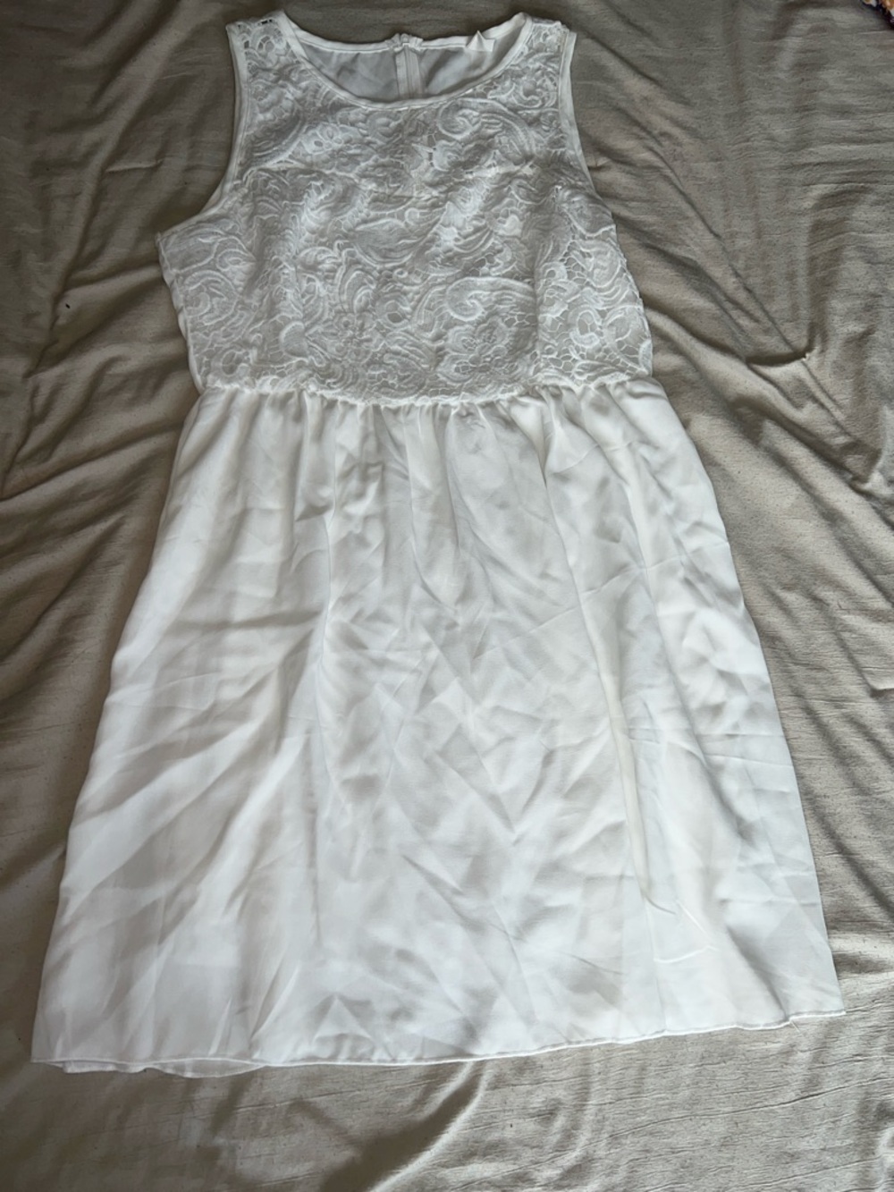 Sleeveless White Lace Bodice